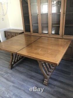 Set Thomasville Dining Room Table, 4 Chairs, Cabinet, Drawer, Walnut Color