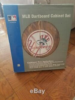 Classique De New York Yankees Dart Set Cabinet. Tout Nouveau Dans La Boite! Pinstripes! Nyy