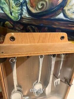 Ensemble de coutellerie FRIGAST du Danemark avec armoire de garde-manger. Extrêmement rare.