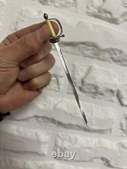 Ensemble miniature d'épée pour ouvrir les lettres et pistolet. Fait main