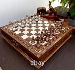 Jeu d'échecs artisanal avec tiroirs de luxe avec pièces d'échecs en métal classique en bronze