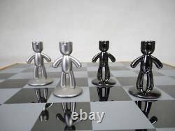 Set Moderne D'échecs Matt Et Brossé En Acier Inoxydable Buddy By Umbra+ Cabinet